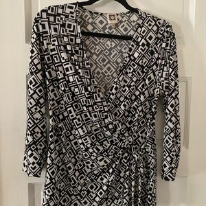 Anne Klein wrap top black and white geometric print size large
